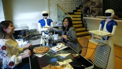 Masalar tablet, garsonlar robot! Türkiye’nin ilk teknolojik restoranı Ataköy’de açıldı
